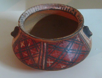 Eine weitere Suppentasse mit geometrischen
                      Mustern