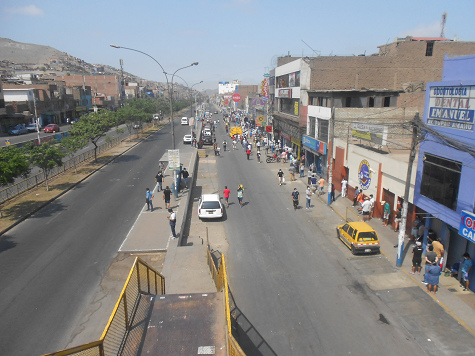 Peru:
                                Terror der Regierung Vizcarra+Martos:
                                Warteschlangen vor Banken an der Avenida
                                Tupac in Comas bis zu 3 Stunden, April
                                2020