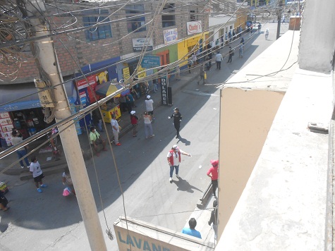 Terrorismo de Vizcarra+Martos:
                                colas en una calle lateral de la avenida
                                Tupac en Comas 2, abril 2020