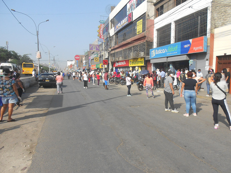 Tortura p.e. el 14 de abril 2020:
                                cola sin fin para ir a bancos, avenida
                                Tupac en Comas - �Vizcarra a la c�rcel!