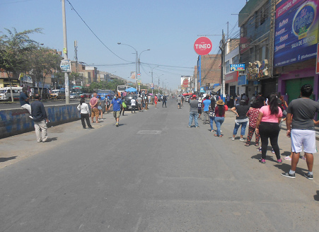 Tortura p.e. el 21 de abril 2020:
                                cola sin fin para ir a bancos, avenida
                                Tupac en Comas - �Vizcarra a la c�rcel!