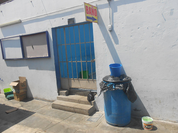 Tortura p.e. el 21 de
                                abril 2020: el ba�o del mercado
                                Huaquillay en Comas est� CERRADO