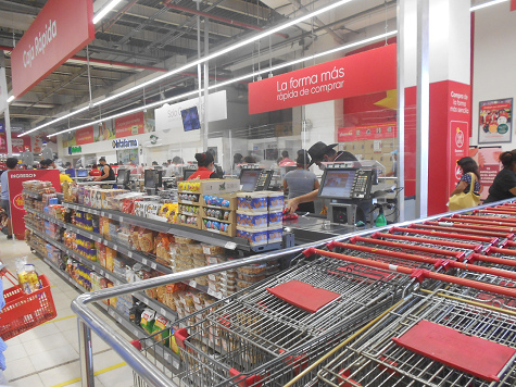 Inovaci�n en PlazaVea de Pascana en
                                Comas el 22 de abril 2020 con vidrios
                                protectores para el personal de cajas