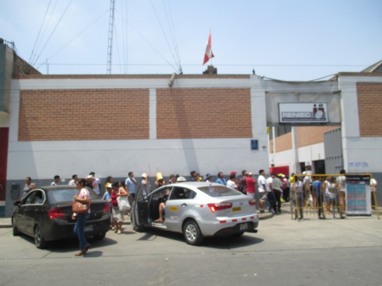 La cola de la Reniec en el jir�n Los
            Andes sale como horno - NO HAY NING�N REFRESCO NI HAY
            PROTECCI�N DEL SOL - es un DESASTRE 01
