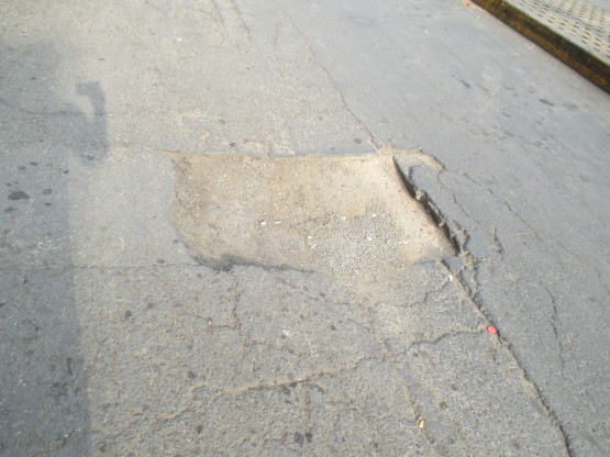 Calle C, hueco grande en la pista central,
              primer plano