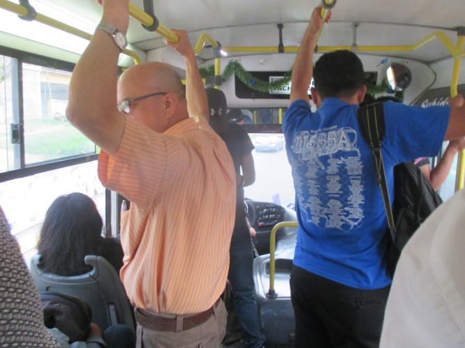 Un
              calvo en un bus en la avenida Izaguirre