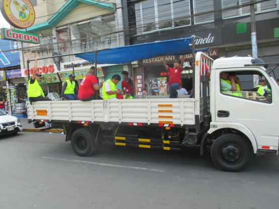 Calle 1 en
                                      Independencia, el loco alcalde
                                      Pepe Pando Hitler organiza su
                                      ej�rcito contra ambulantes
                                      gastando millones de soles
                                      destruyendo todo el ambiente, son
                                      Hitleres en amarillo