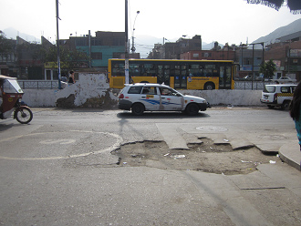 Hueco gigante en el cruce Tupac Am�ru cerca
                        del Banco de Cr�dito