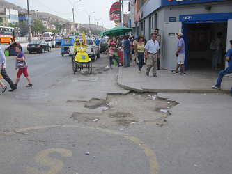 Hueco gigante en el cruce Tupac Am�ru cerca
                        del Banco de Cr�dito 02