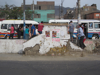 Subida sin rampa cerca del Banco Cr�dito -
                        la municipalidad no tiene plata para color