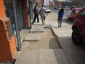 Hueco
              gigante en la acera de la avenida Tupac Am�ru