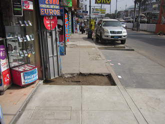 Hueco gigante en la acera de la avenida
                        Tupac Am�ru