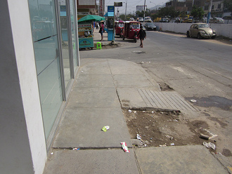 Hueco gigante en la acera de la avenida
                        Tupac Am�ru