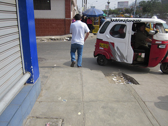 Hueco gigante en la acera de la avenida
                        Tupac Am�ru