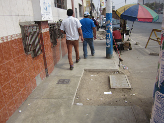 Hueco gigante en la acera de la avenida
                        Tupac Am�ru
