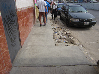 Hueco gigante en la acera de la avenida
                        Tupac Amru lleno con piedras de manera salvaje
