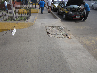 Hueco gigante en la acera de la avenida
                        Tupac Am�ru