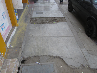 Hueco gigante en la acera de la avenida
                        Tupac Am�ru