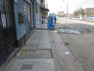 Hueco gigante en la acera de la avenida
                        Tupac Am�ru en Comas