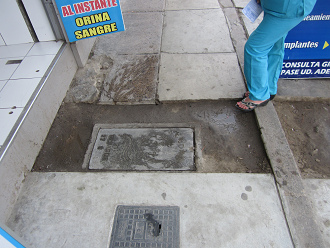 Hueco gigante en la acera de la avenida
                        Tupac Am�ru en Comas