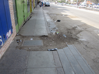 Hueco gigante en la acera de la avenida
                        Tupac Am�ru en Comas