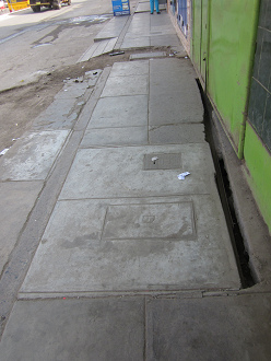 Ruptura gigante en la acera de la avenida
                        Tupac Am�ru en Comas