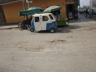 Hueco gigante en la pista de la avenida
                        Tupac Am�ru en Comas