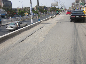 Hueco gigante en la pista de la avenida
                        Tupac Am�ru en Comas