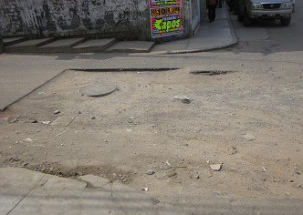 Hueco
              gigante en la pista de la avenida Tupac Am�ru en Comas