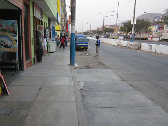 La acera amplia de la avenida Tupac Am�ru
                        como deber�a ser siempre
