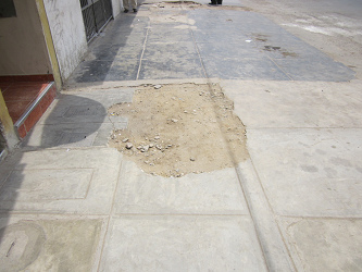 Hueco gigante llenado con tierra en la
                        avenida Tupac Am�ru en Comas - siempre hay
                        polvo