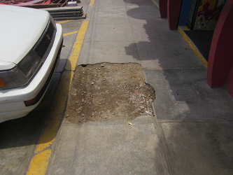 Hueco gigante llenado con tierra en la
                        avenida Tupac Am�ru en Comas - siempre hay
                        polvo