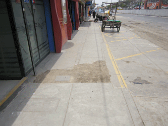 Hueco gigante llenado con tierra en la
                        avenida Tupac Amru en Comas - siempre hay
                        polvo