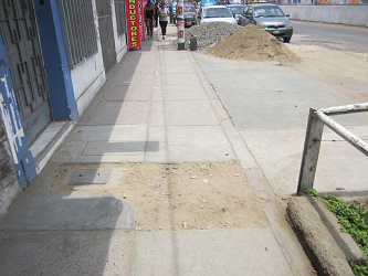 Huecos gigantes llenados con tierra en la
                        avenida Tupac Am�ru en Comas - siempre hay
                        polvo