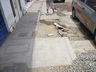 Hueco gigante llenado con tierra en la
                        avenida Tupac Am�ru en Comas - siempre hay
                        polvo