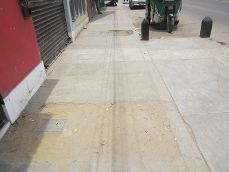Hueco gigante llenado con tierra en la
                        avenida Tupac Amru en Comas - siempre hay
                        polvo