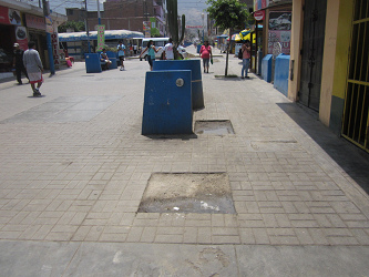 Huecos
                        gigantes en la zona peatonal de la avenida
                        Espaa en Comas