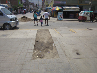 Hueco gigante en la zona peatonal de la
                        avenida Espaa en Comas