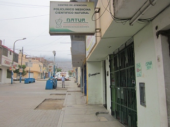 Huecos gigantes en la zona peatonal de la
                        avenida Espaa en Comas donde hay una clnica de
                        medicina natural