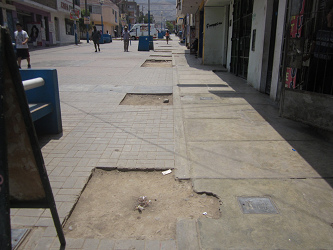 Huecos
                        gigantes en la zona peatonal de la avenida
                        Espaa en Comas