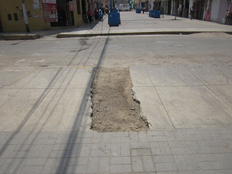Huecos
                        gigantes en la zona peatonal de la avenida
                        Espa�a en Comas