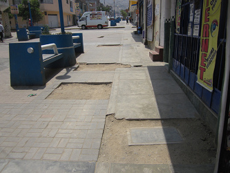 Huecos gigantes en la zona peatonal de la
                        avenida Espa�a en Comas