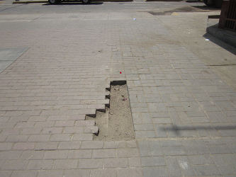 Huecos
                        gigantes en la zona peatonal de la avenida
                        Espa�a en Comas