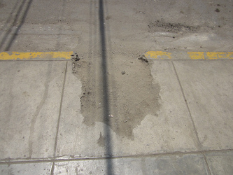 Huecos gigantes en la zona peatonal de la
                        avenida Espa�a en Comas