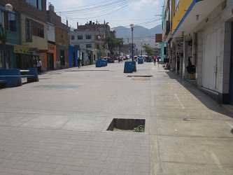 Huecos
                        gigantes en la zona peatonal de la avenida
                        Espa�a en Comas