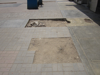 Huecos
                        gigantes en la zona peatonal de la avenida
                        Espa�a en Comas