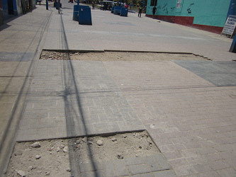 Huecos
                        gigantes en la zona peatonal de la avenida
                        Espa�a en Comas
