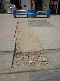 Huecos gigantes en la zona peatonal de la avenida
              Espa�a en Comas