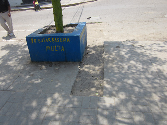 Huecos
                        gigantes en la zona peatonal de la avenida
                        Espa�a en Comas