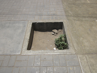 Huecos gigantes en la zona peatonal de la avenida
              Espa�a en Comas